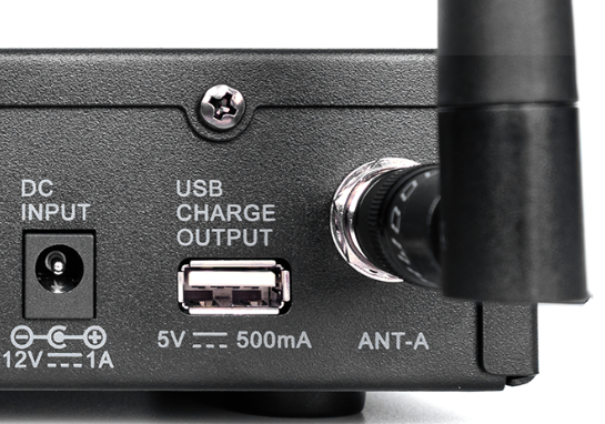 Carregamento USB simult&acirc;neo dos dois microfones AX802M G2 diretamente no receptor com autonomia de 8 horas