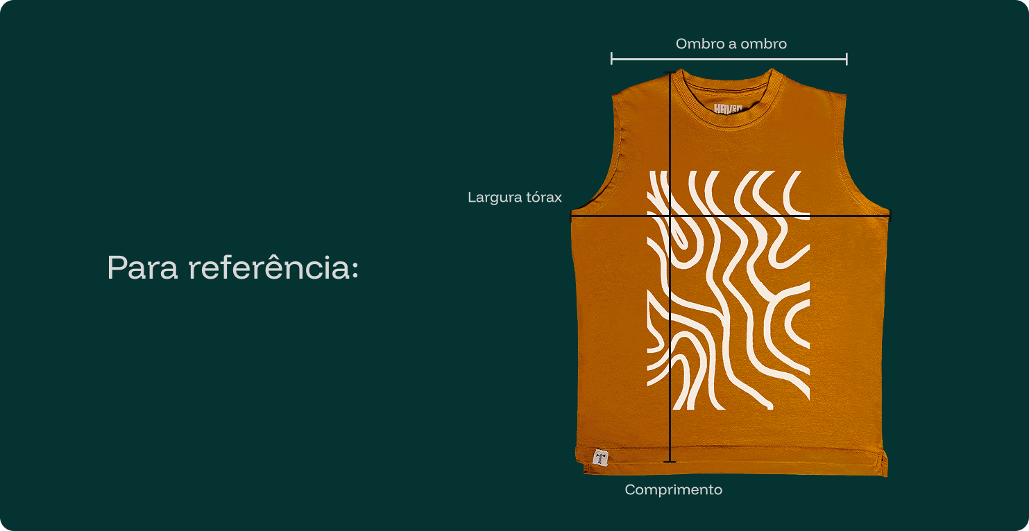 Imagem de uma regata mostarda com estampa frontal em linhas brancas onduladas. A peça está posicionada sobre um fundo verde escuro e serve como referência de medidas. Linhas e setas indicam três dimensões principais:  Ombro a ombro: distância entre as extremidades superiores da peça, marcada na horizontal.  Largura tórax: medida horizontal na altura do peito, de uma lateral à outra.  Comprimento: medida vertical que vai da costura do ombro até a barra inferior frontal.  À esquerda da regata está escrito o texto: “Para referência:”.