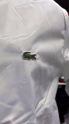 GIF: campera rompevientos Lacoste en uso urbano