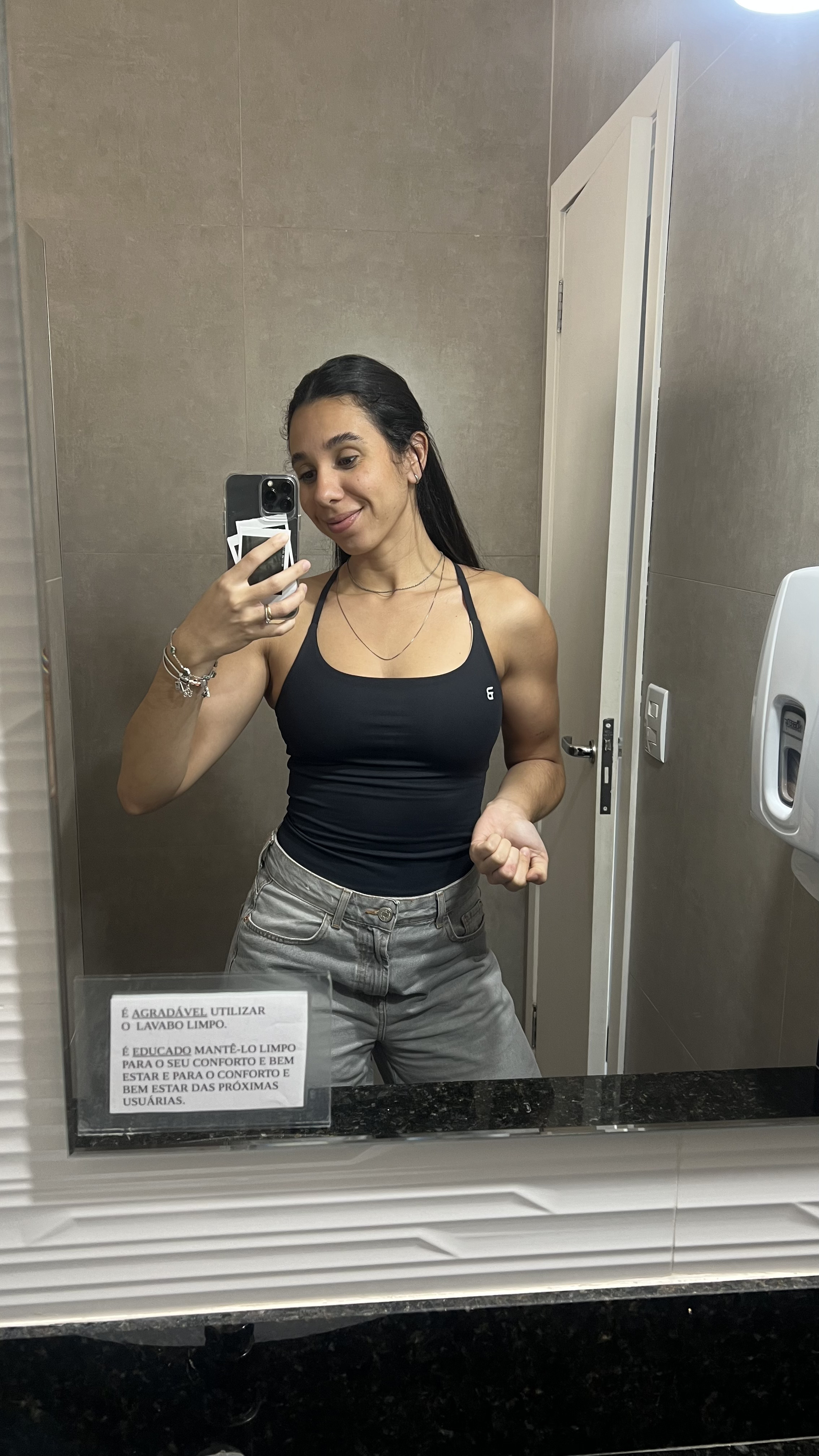 Regata Brazilian Shape usada em look de trabalho