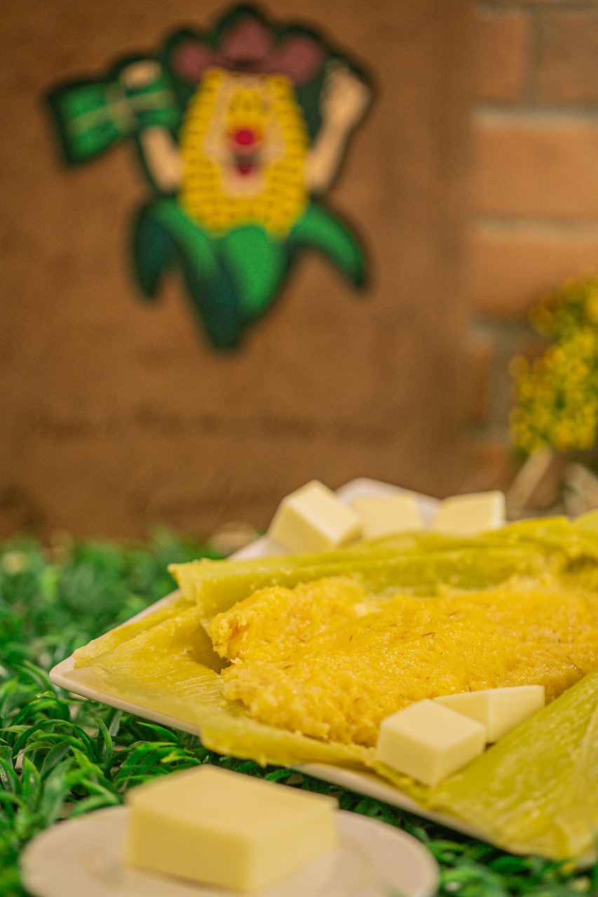 Pamonha de sal com queijo em detalhe