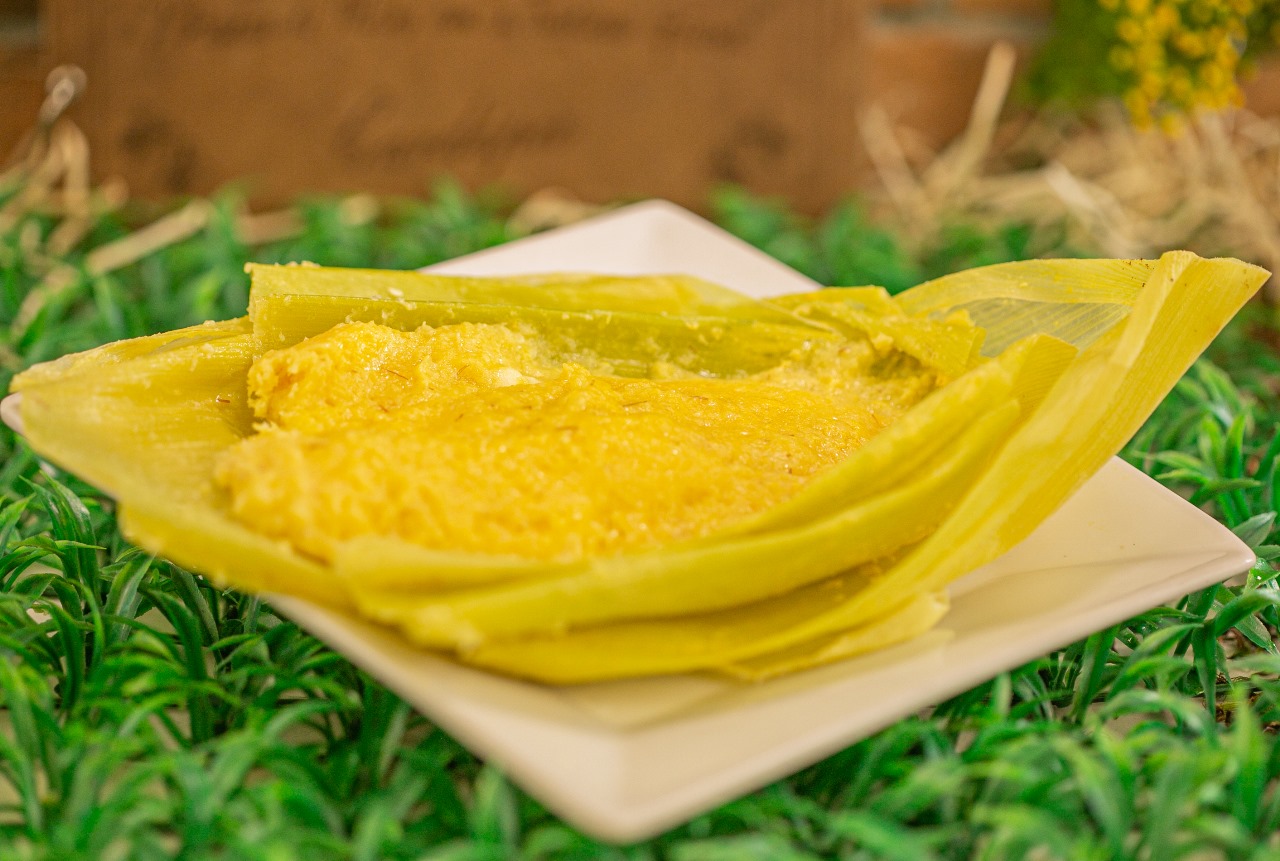 Pamonha de sal com queijo e catupiry servida no prato
