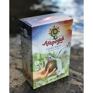 Paquete de yerba mate Arapeguá con Palo, con ilustración de Déborah Viccini
