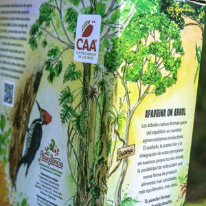 Detalle de paquete de yerba mate Arapeguá con ilustración de Déborah Viccini