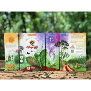 Paquetes de yerba mate Arapeguá con ilustraciones de Déborah Viccini