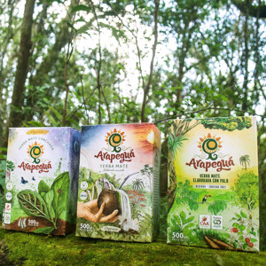 Paquetes de yerba mate Arapeguá con ilustraciones de Déborah Viccini