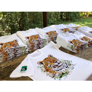 Remeras con estampas ilustradas por Déborah Viccini (Anambé – Arte de la Selva) para Fundación Vida Silvestre Argentina