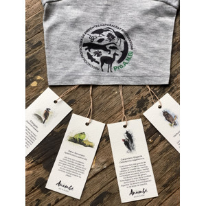 Remera con etiquetas ilustradas por Déborah Viccini (Anambé – Arte de la Selva) para ProANBi