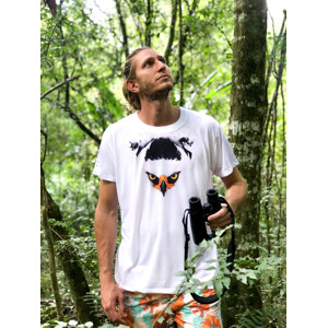 Remera con ilustración a la acuarela de cabeza de águila viuda, por Déborah Viccini (Anambé – Arte de la Selva)