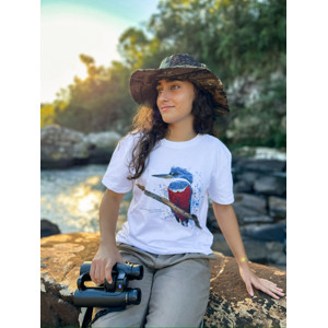 Remera con ilustración a la acuarela de martín pescador grande, por Déborah Viccini (Anambé – Arte de la Selva)