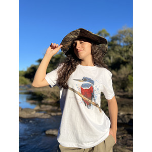 Remera con ilustración a la acuarela de martín pescador grande, por Déborah Viccini (Anambé – Arte de la Selva)