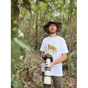 Remera con ilustración a la acuarela de ocelote, por Déborah Viccini (Anambé – Arte de la Selva)