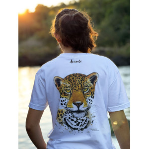 Remera con ilustración a la acuarela de yaguareté, por Déborah Viccini (Anambé – Arte de la Selva)