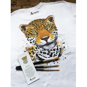 Remera con ilustración a la acuarela de yaguareté, por Déborah Viccini (Anambé – Arte de la Selva)