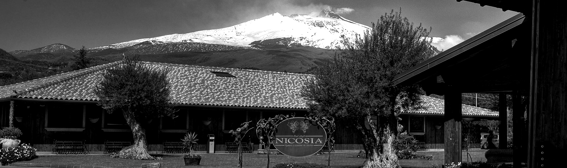 A cantina Tenute Nicosia em Trecastagni, com o vulc&atilde;o Etna ao fundo.