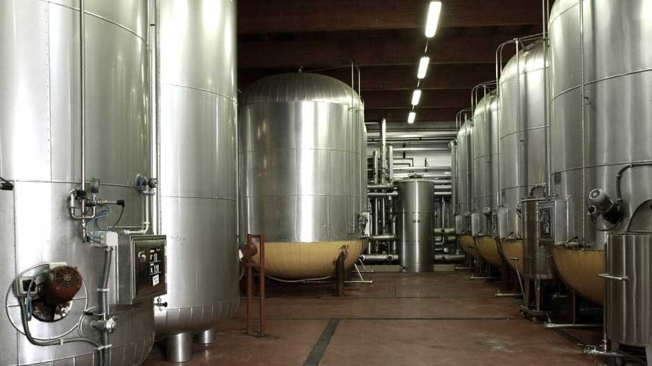 Tanques pressurizados na cantina da Mionetto, utilizados na produ&ccedil;&atilde;o de espumantes pelo m&eacute;todo Charmat.