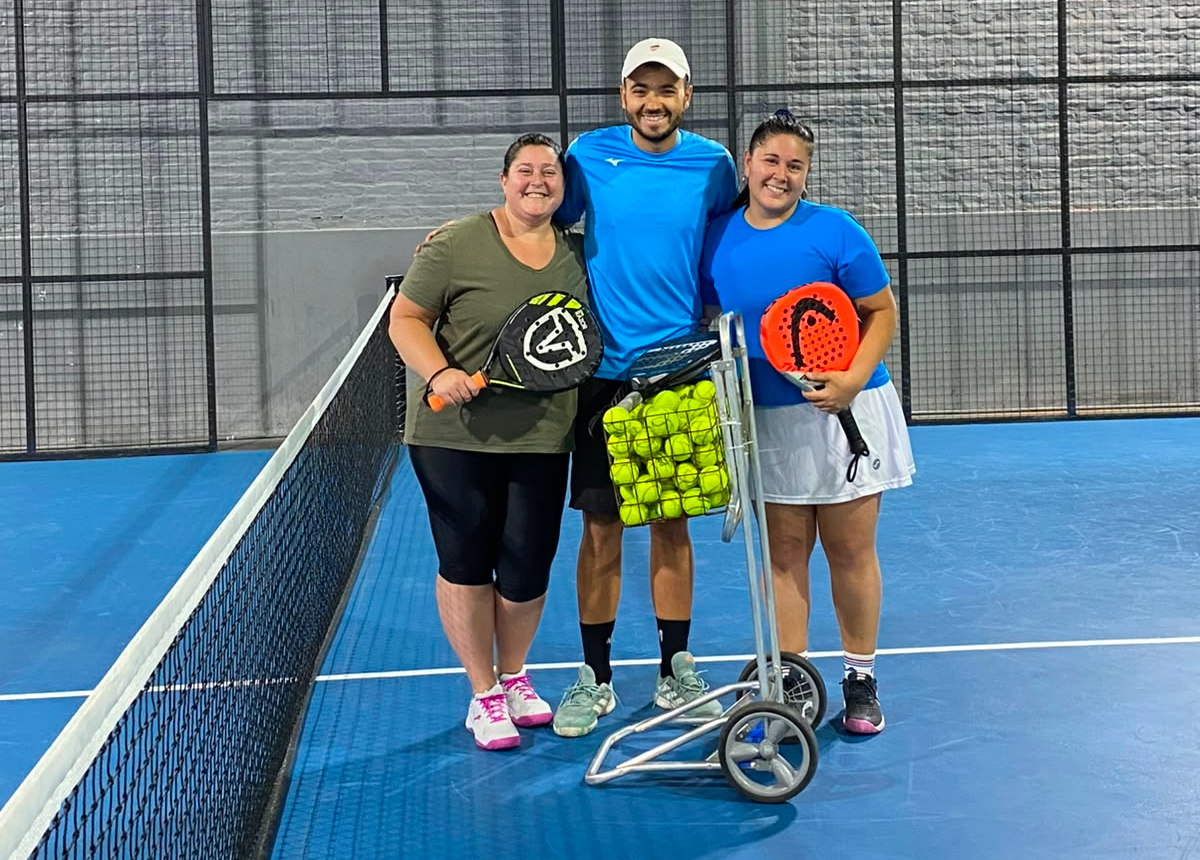 Equipo de PadelLab junto a jugadores en una cancha de pádel