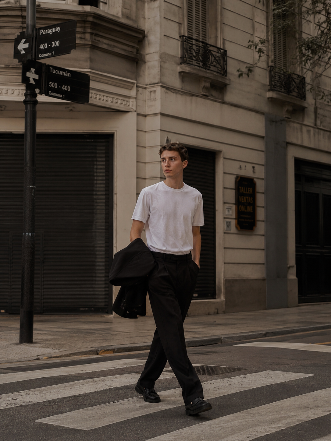 Valen caminando por Buenos Aires con pantalón Heritage negro