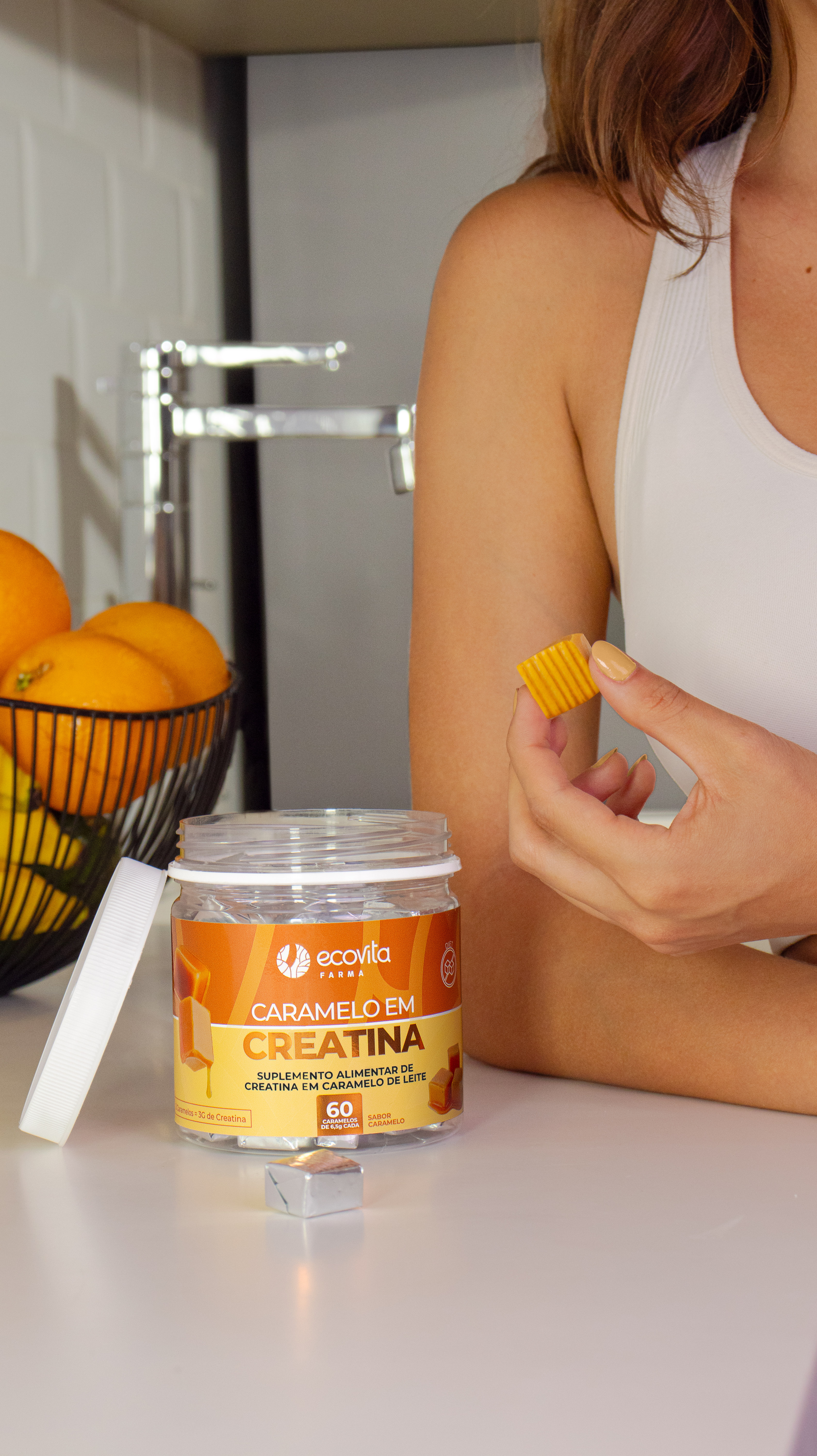 Mulher consumindo Caramelo de Creatina EcoVita