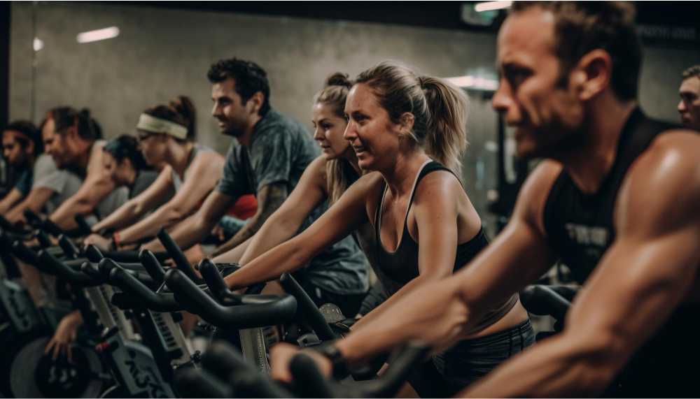 Pessoas praticando exerc&iacute;cio f&iacute;sico com energia e disposi&ccedil;&atilde;o