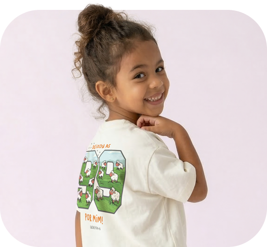 Menina sorridente e meiga, vestindo camiseta infantil oversized na cor off white com estampa Deixou as 99 por Mim