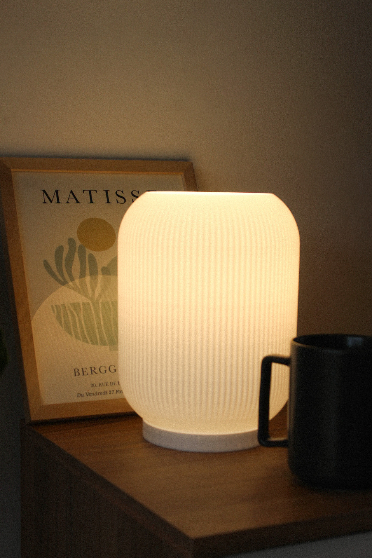 Velador Helora en mesa de luz