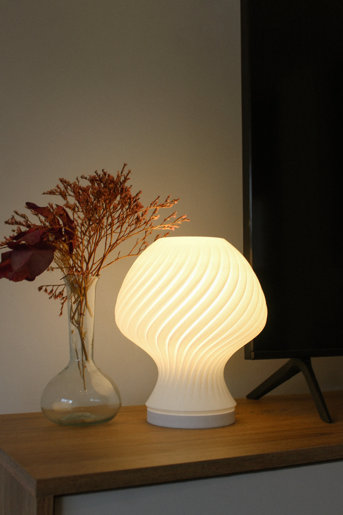 Velador Gaia en rack de TV