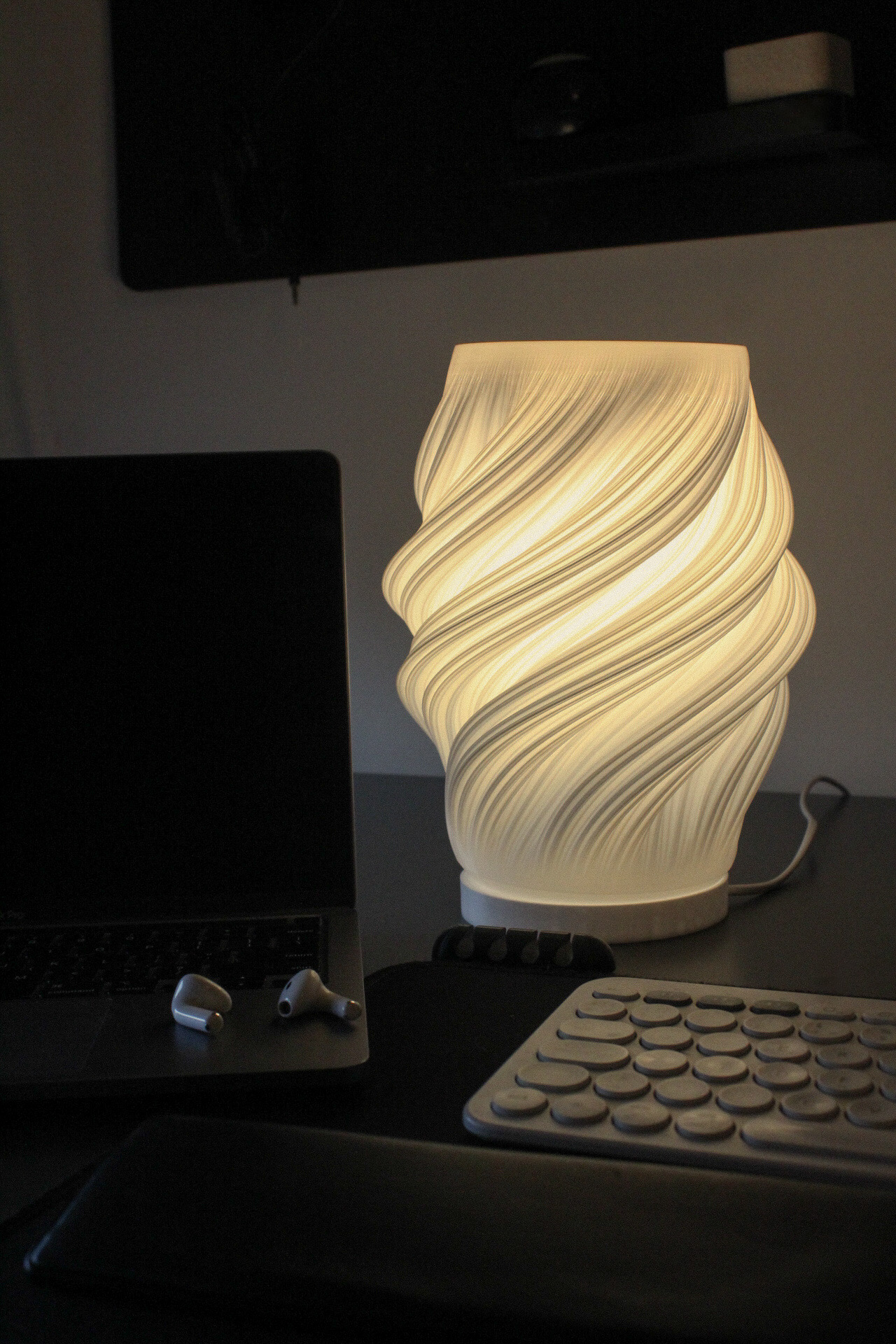 Velador Syris en oficina