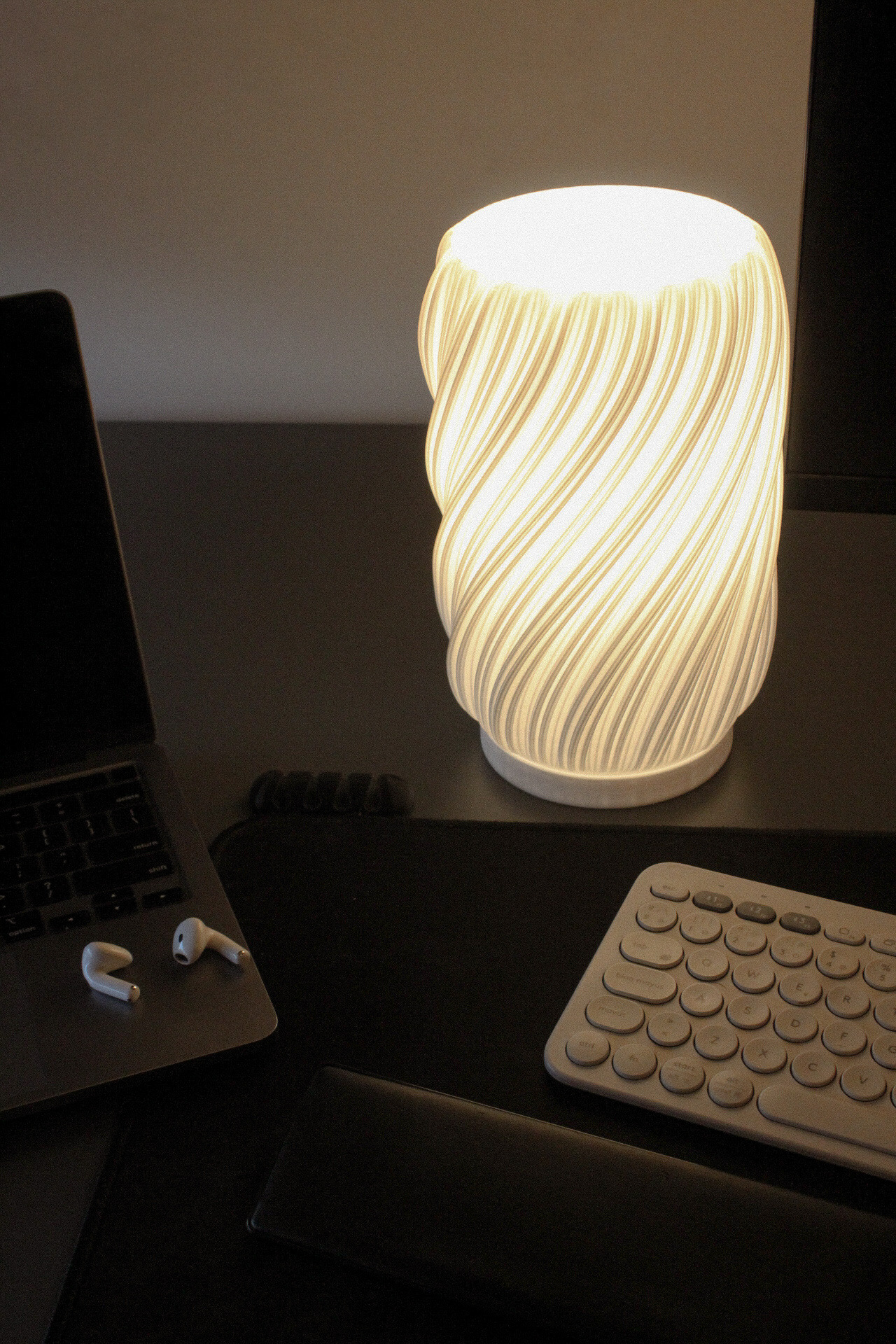 Velador Nymia en oficina