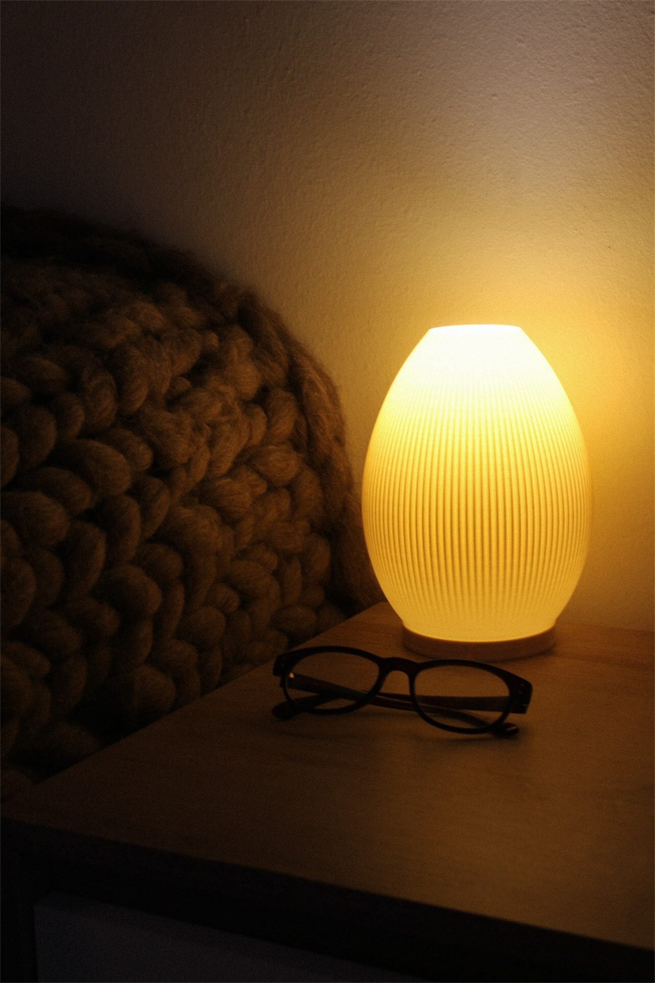 Velador Aurelia en dormitorio