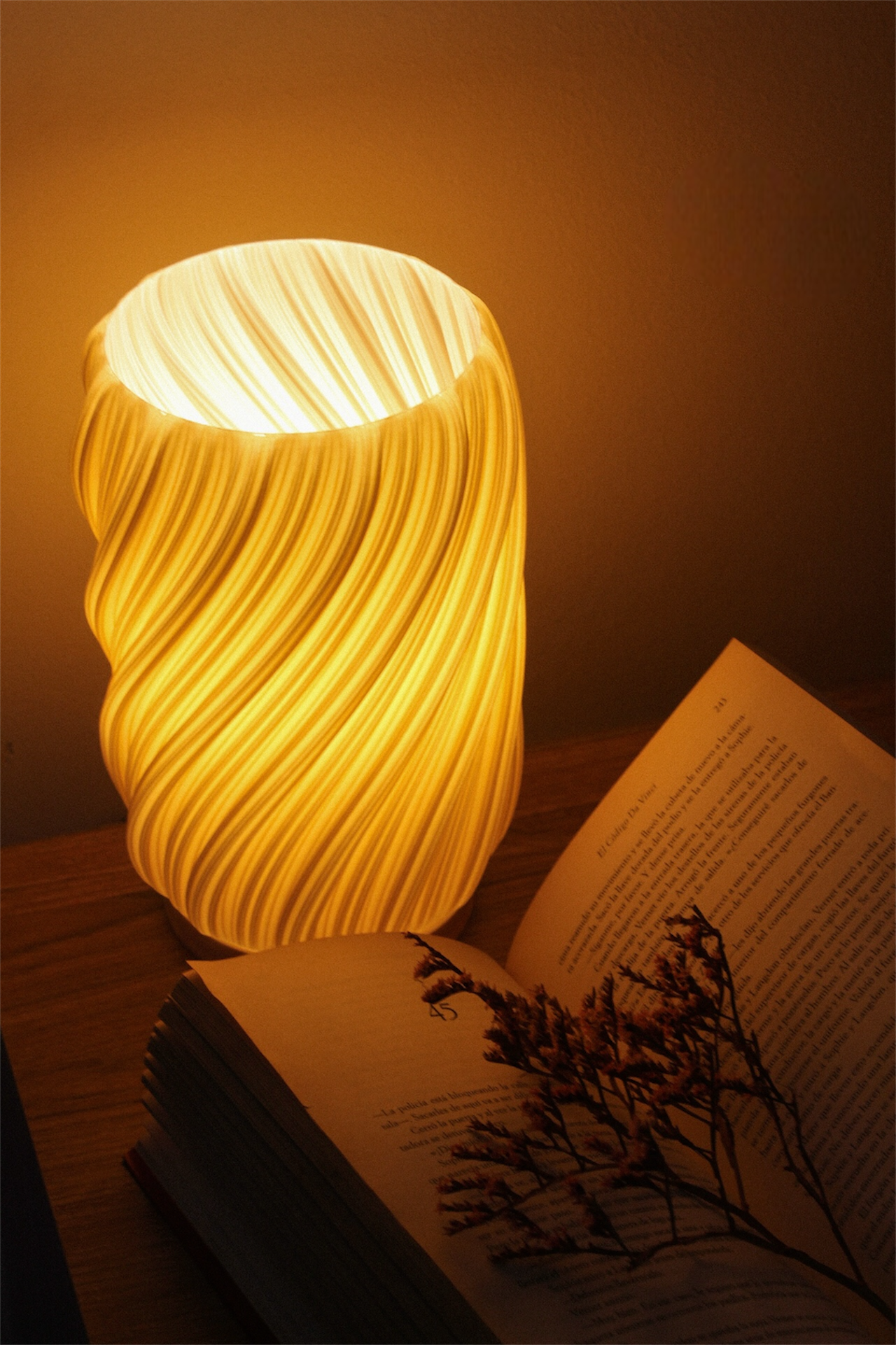 Velador Nymia en dormitorio