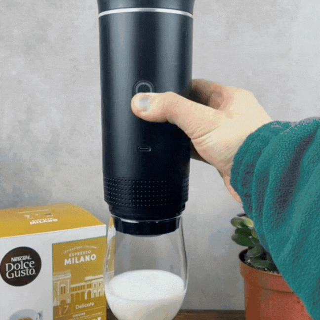 Cafetera Portátil 3 en 1 funcionando