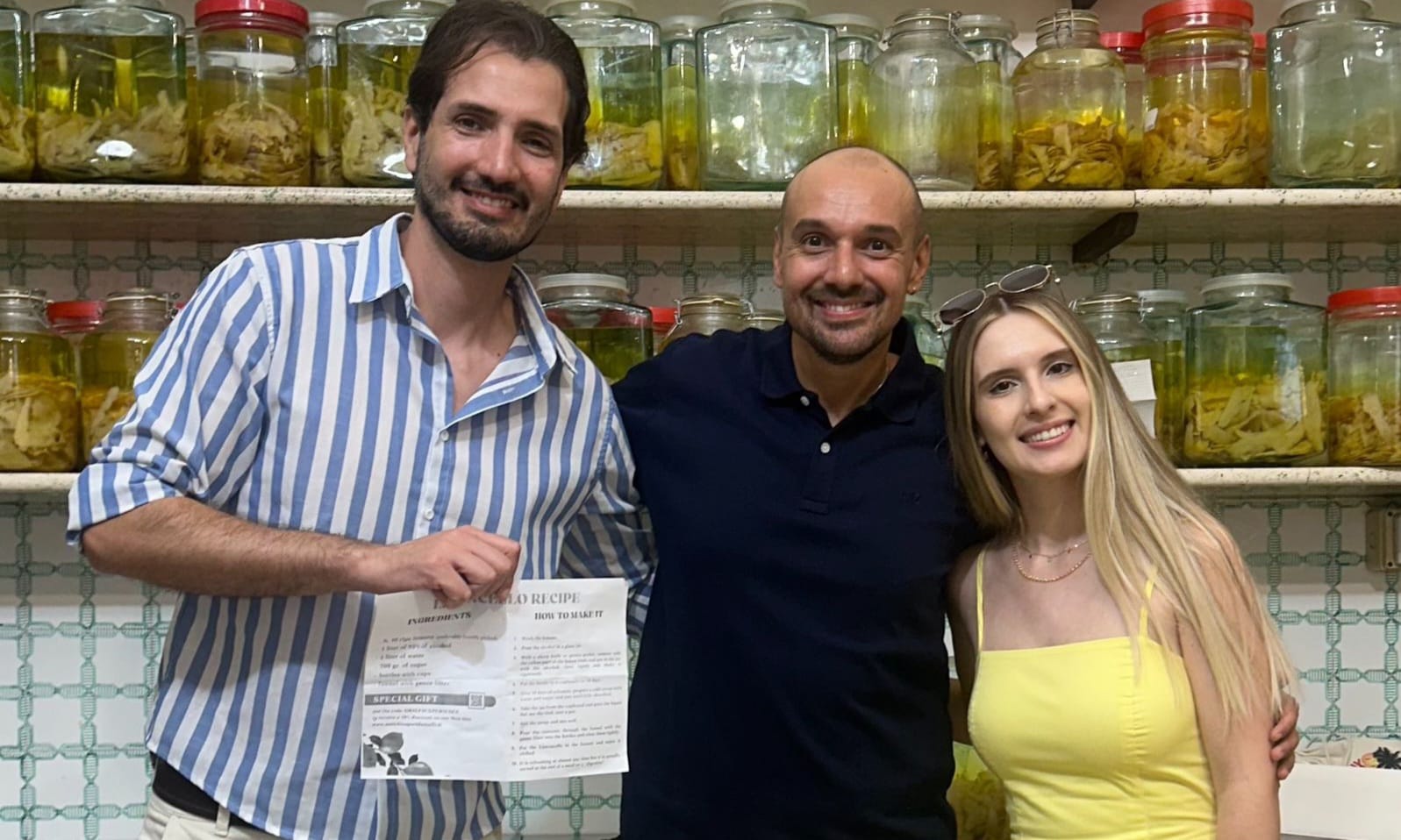 Gustavo e Larissa com produtor de limoncello na Costa Amalfitana