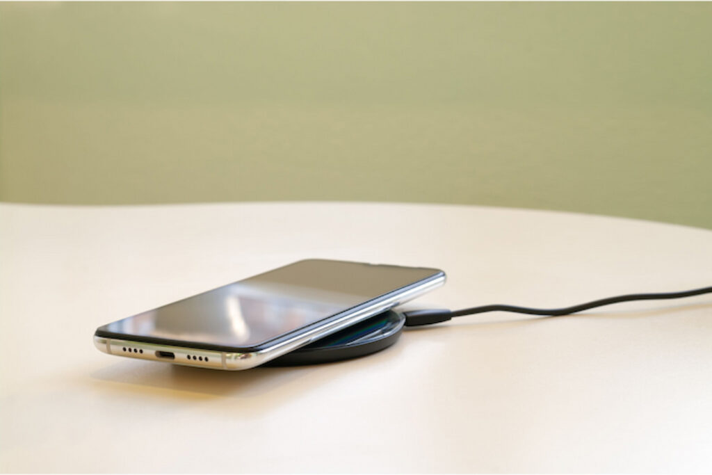 Carregador sem fio PowerWave Turbo, compatível com Android e iOS, com design circular e superfície escura.