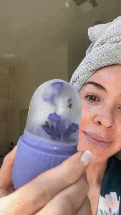 mujer usando el ice roller