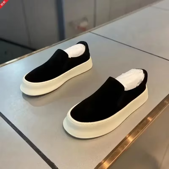 Par de sapatos de tênis

O conteúdo gerado por IA pode estar incorreto.