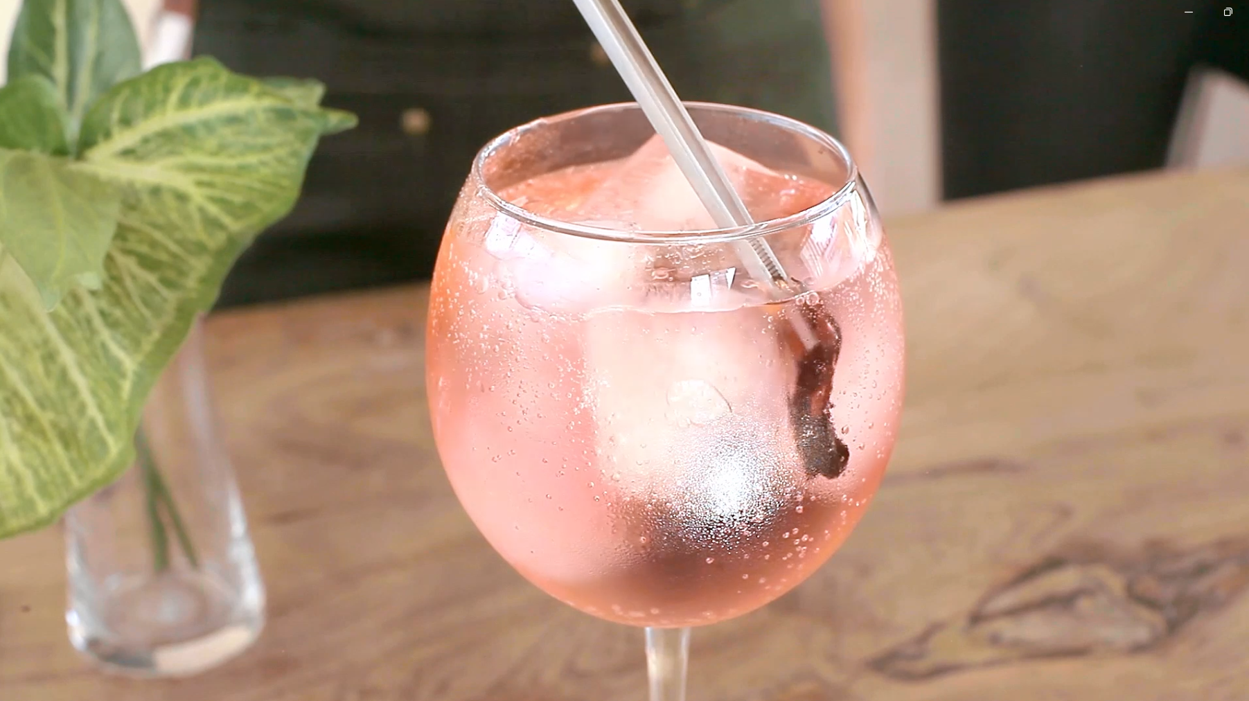 Gin Tonic con flor de hibiscus