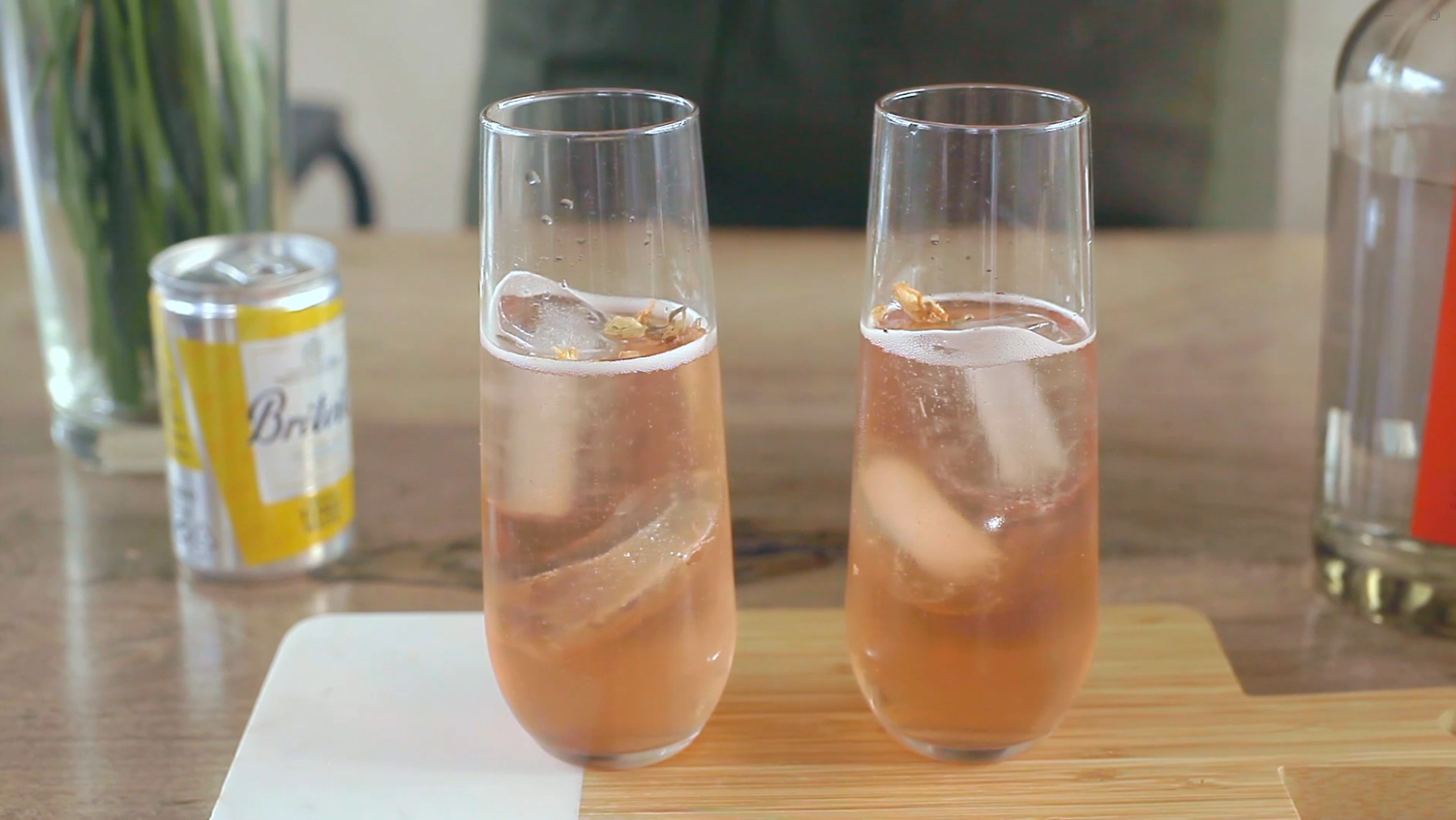 French 75 con pétalos de jazmín