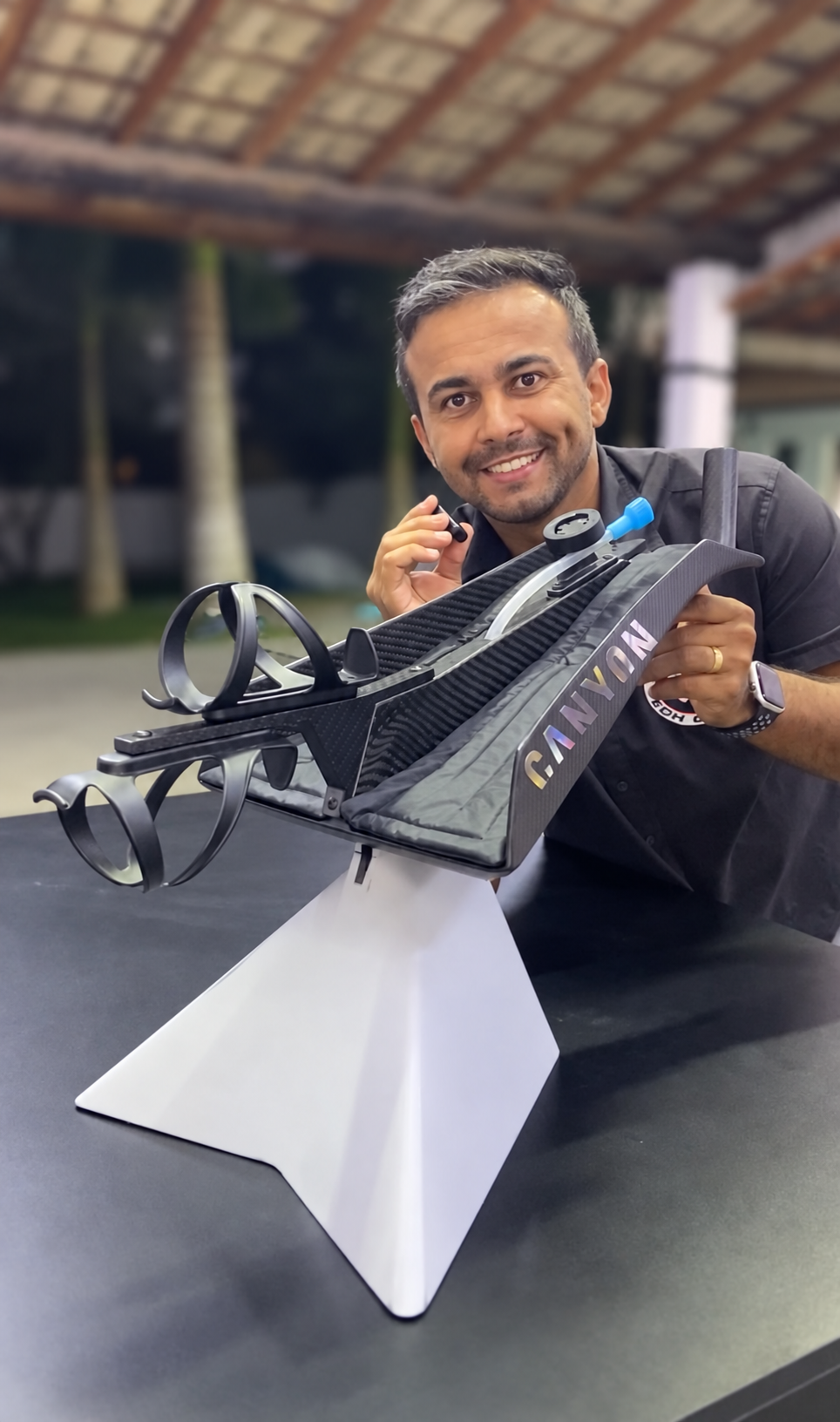 Daniel Pereira apresentando um cockpit em fibra de carbono desenvolvido pela Tech Carbon.