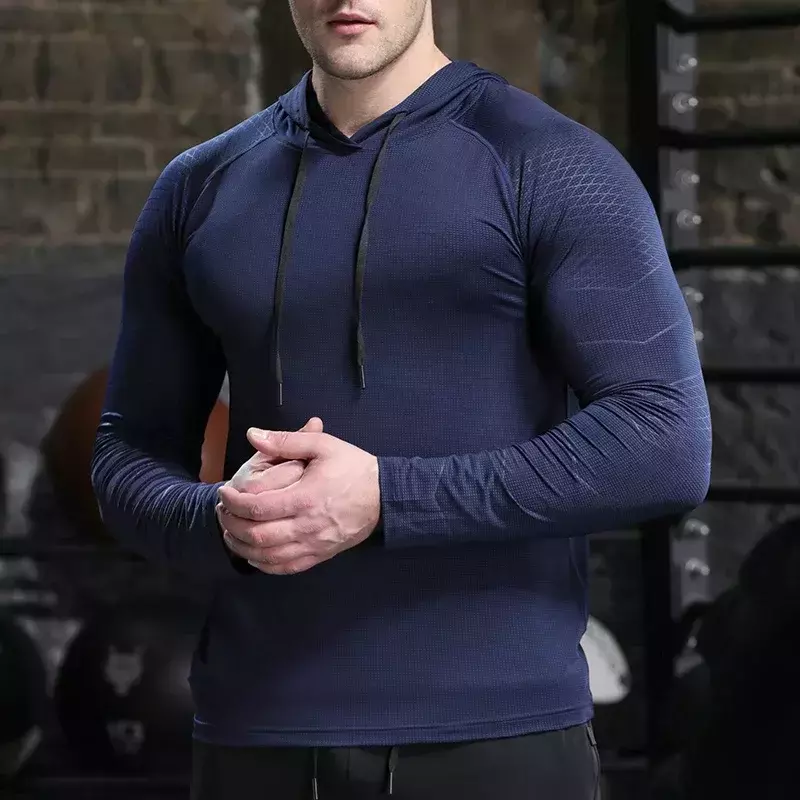 Camiseta de performance masculina Zenária azul marinho com capuz, ideal para treinos intensos, corrida e atividades fitness. Oferece conforto e tecnologia para alta performance.
