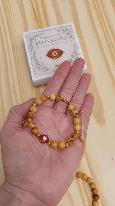 Detalle Pulsera Palo Santo con Ojo Turco Rojo
