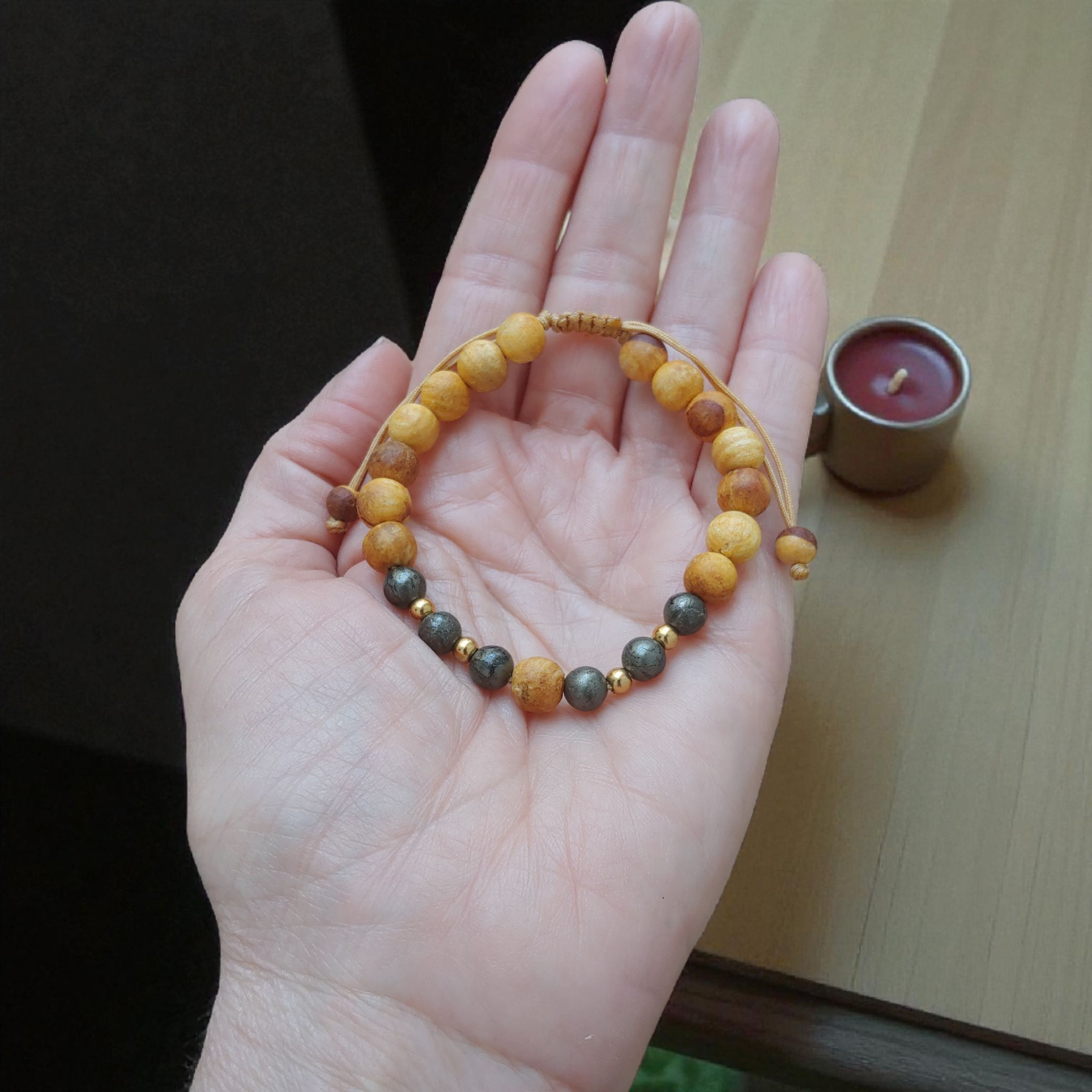 Detalle Pulsera Palo Santo + Pirita