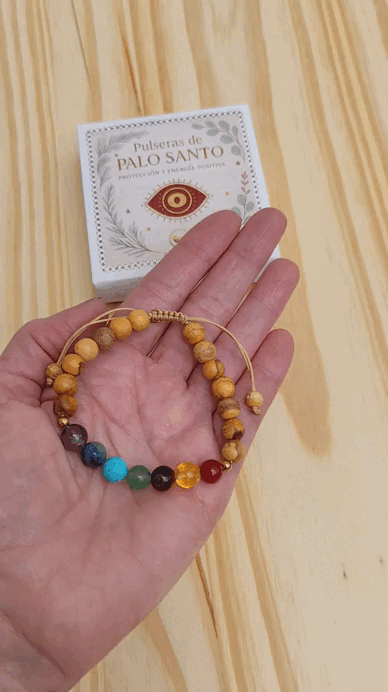 Detalle piedras 7 chakras con Palo Santo