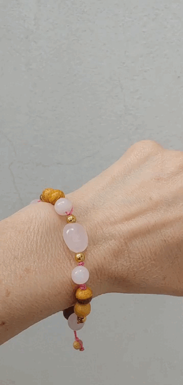 Detalle Pulsera Palo Santo + Cuarzo Rosa