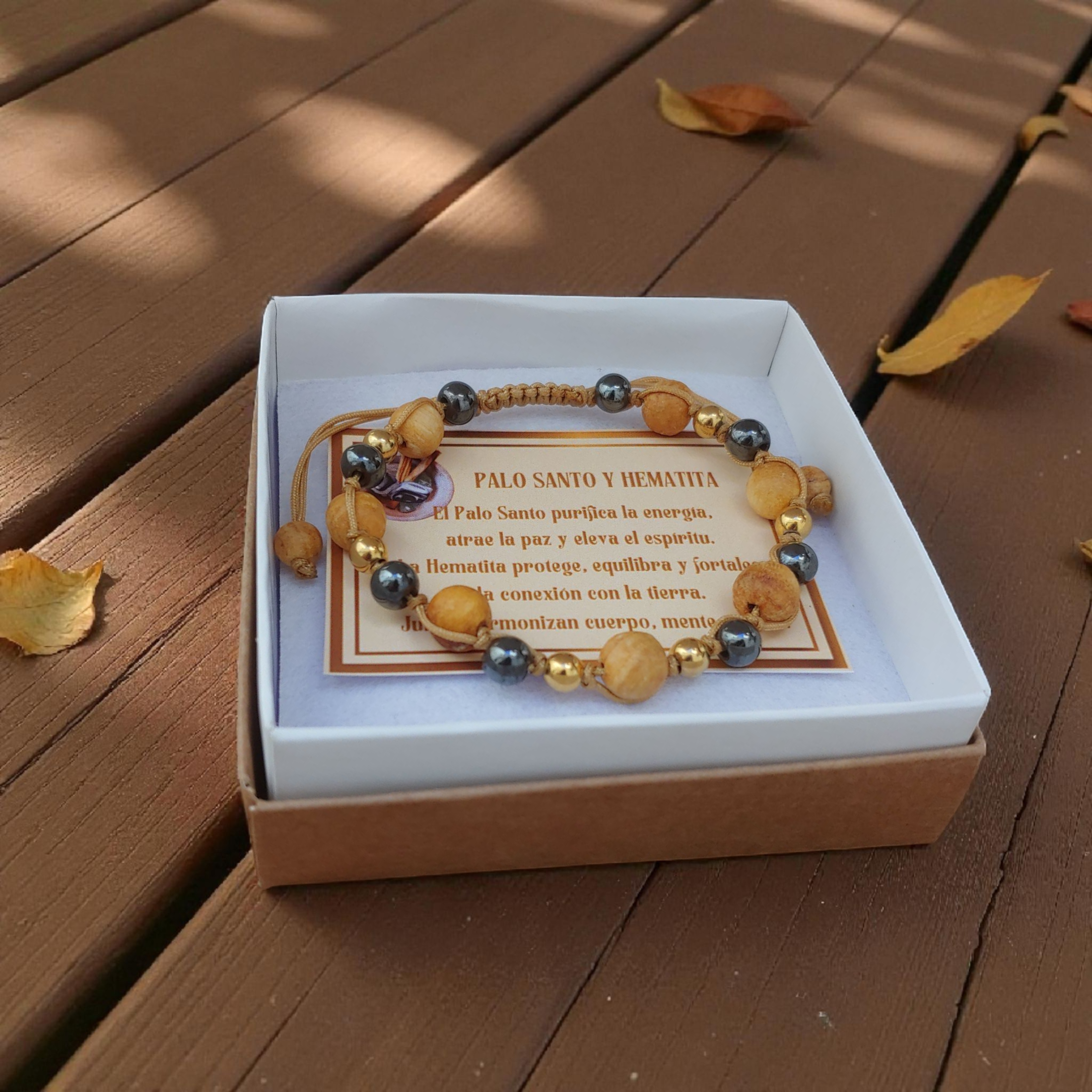 Pulsera de Palo Santo y Hematita en la muñeca