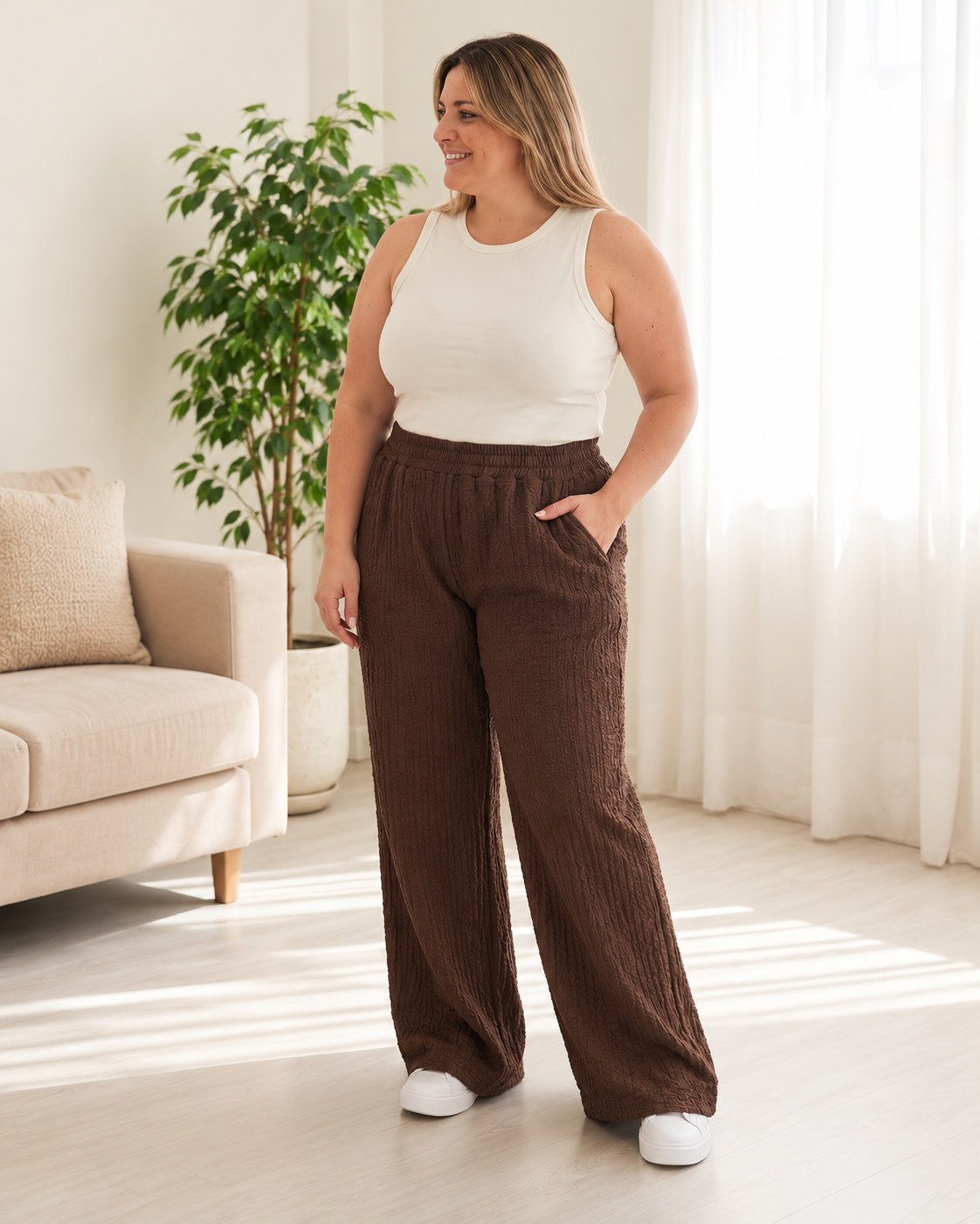 Modelo Vellora de contextura grande con Pantal&oacute;n Hawai chocolate