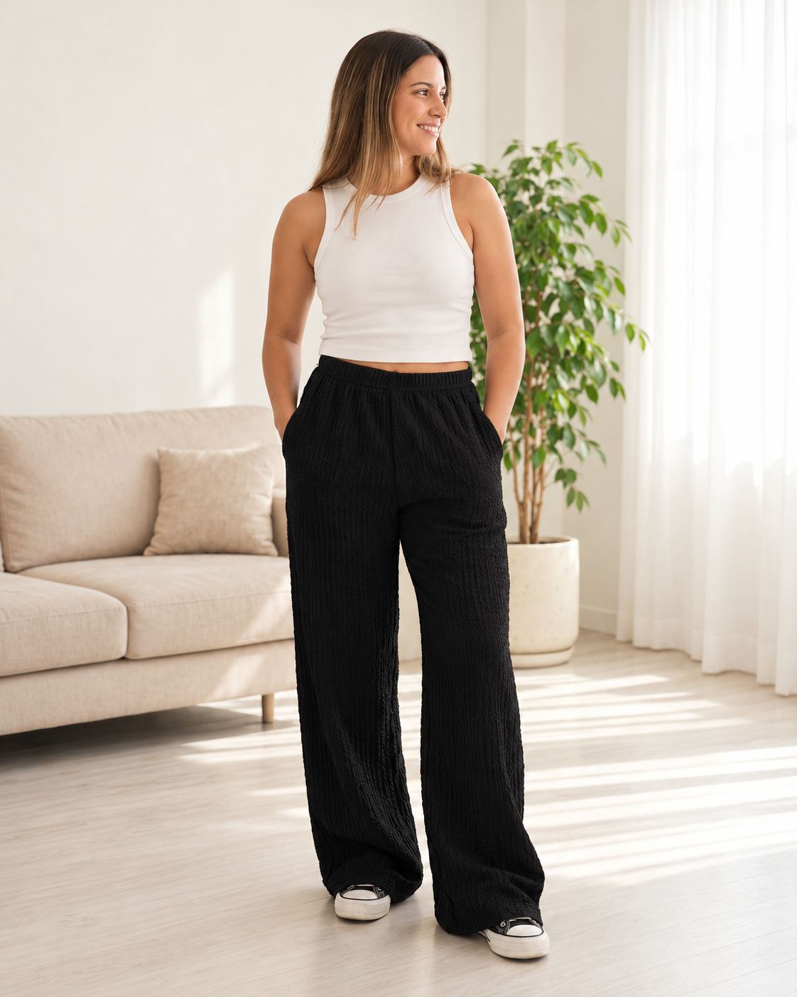 Modelo Vellora de contextura mediana con Pantal&oacute;n Hawai negro