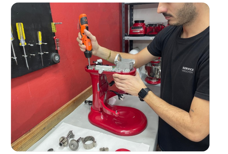 Técnico especializado reparando batidora KitchenAid