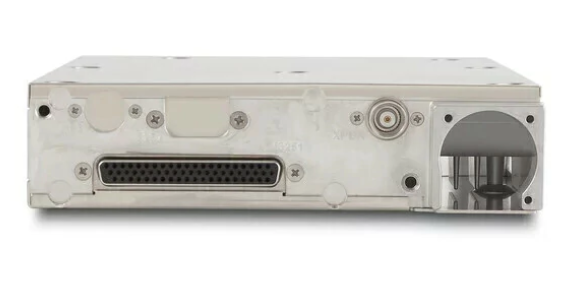 Conector traseiro do GTX 335R para montagem remota