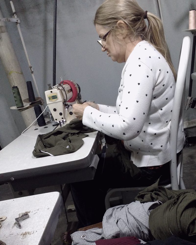 Minha mãe costurando em 2017, numa máquina industrial antiga